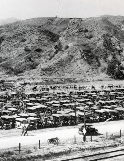 Full parking lot 1913 during the opening of the Aqueduct